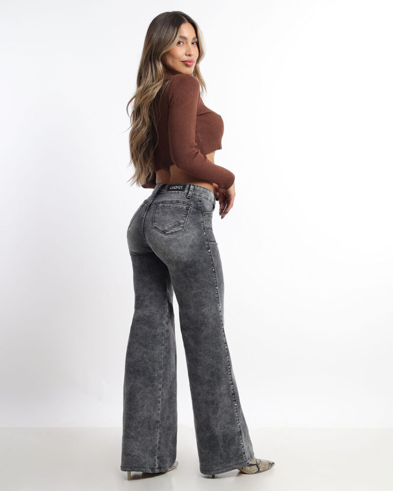 Giulia Gris con tachas